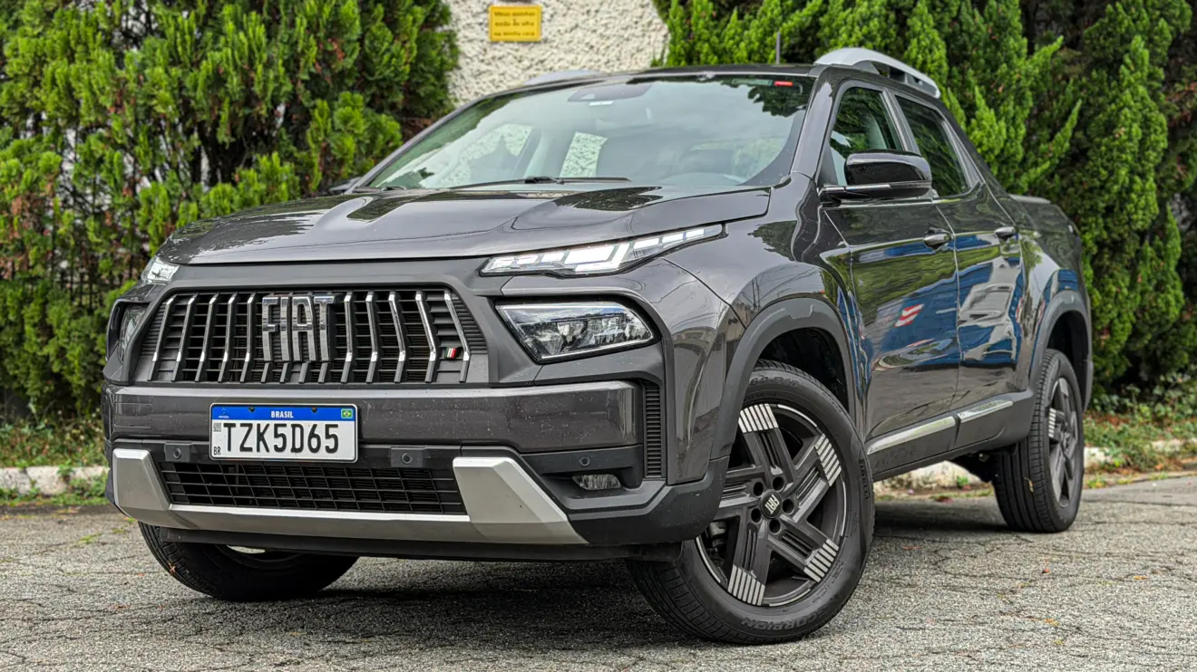 Fiat Toro Volcano MHEV estática no asfalto com fundo verde para avaliação e teste