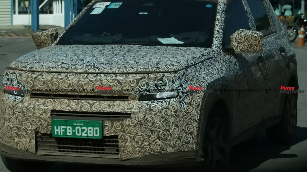 Fiat Argo X camuflado em testes em Betim