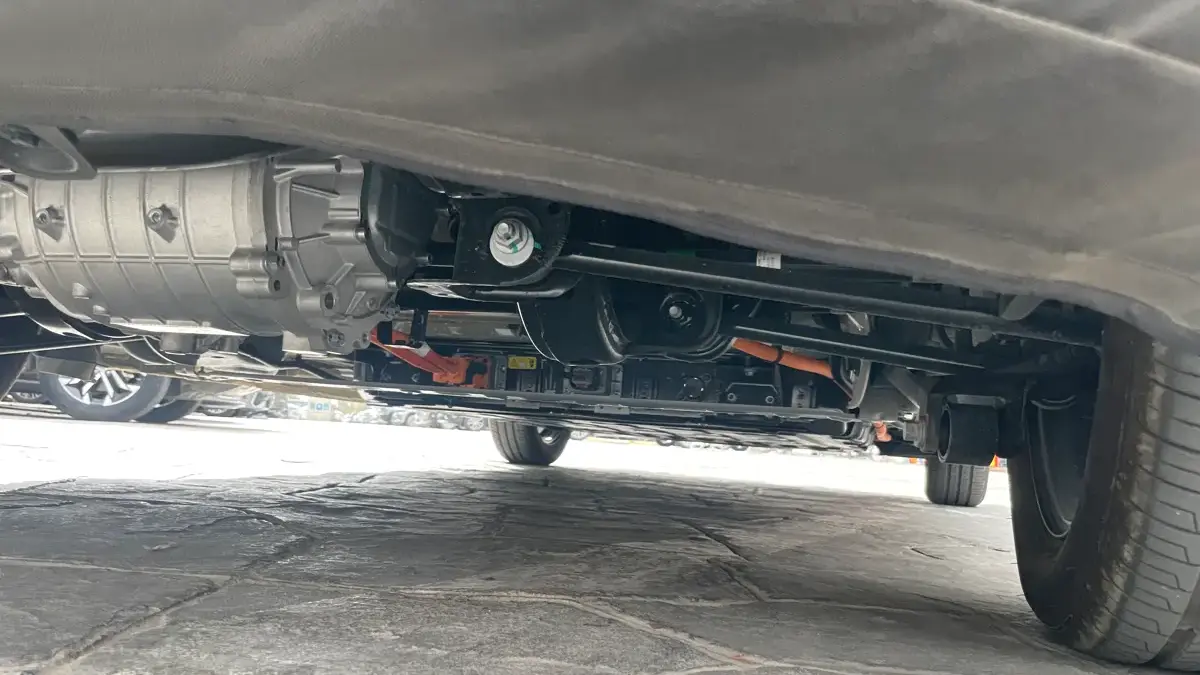 suspensão e motor Flagra Geely EX1 [reprodução]
