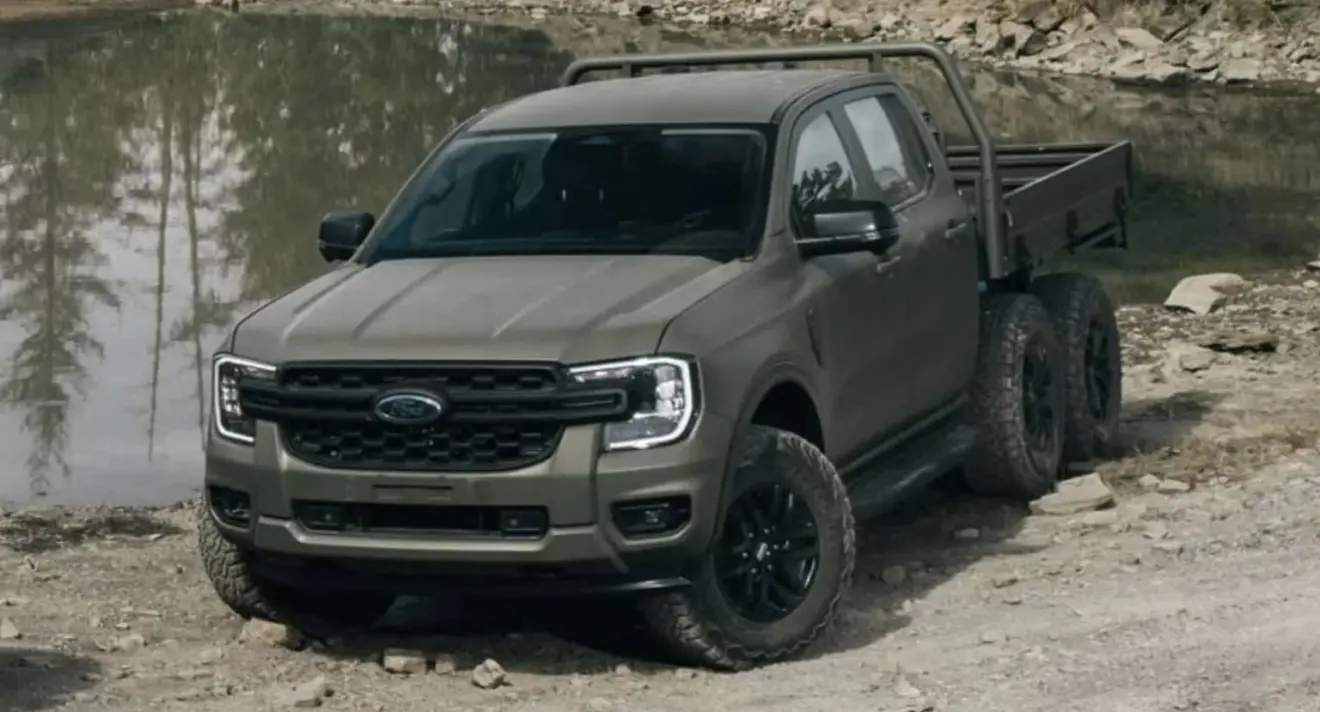 Ford Ranger 6x6 verde parada de frente