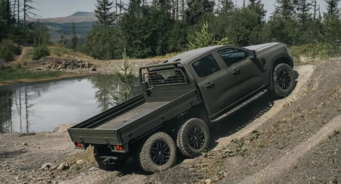 Ford Ranger 6x6 verde de traseira