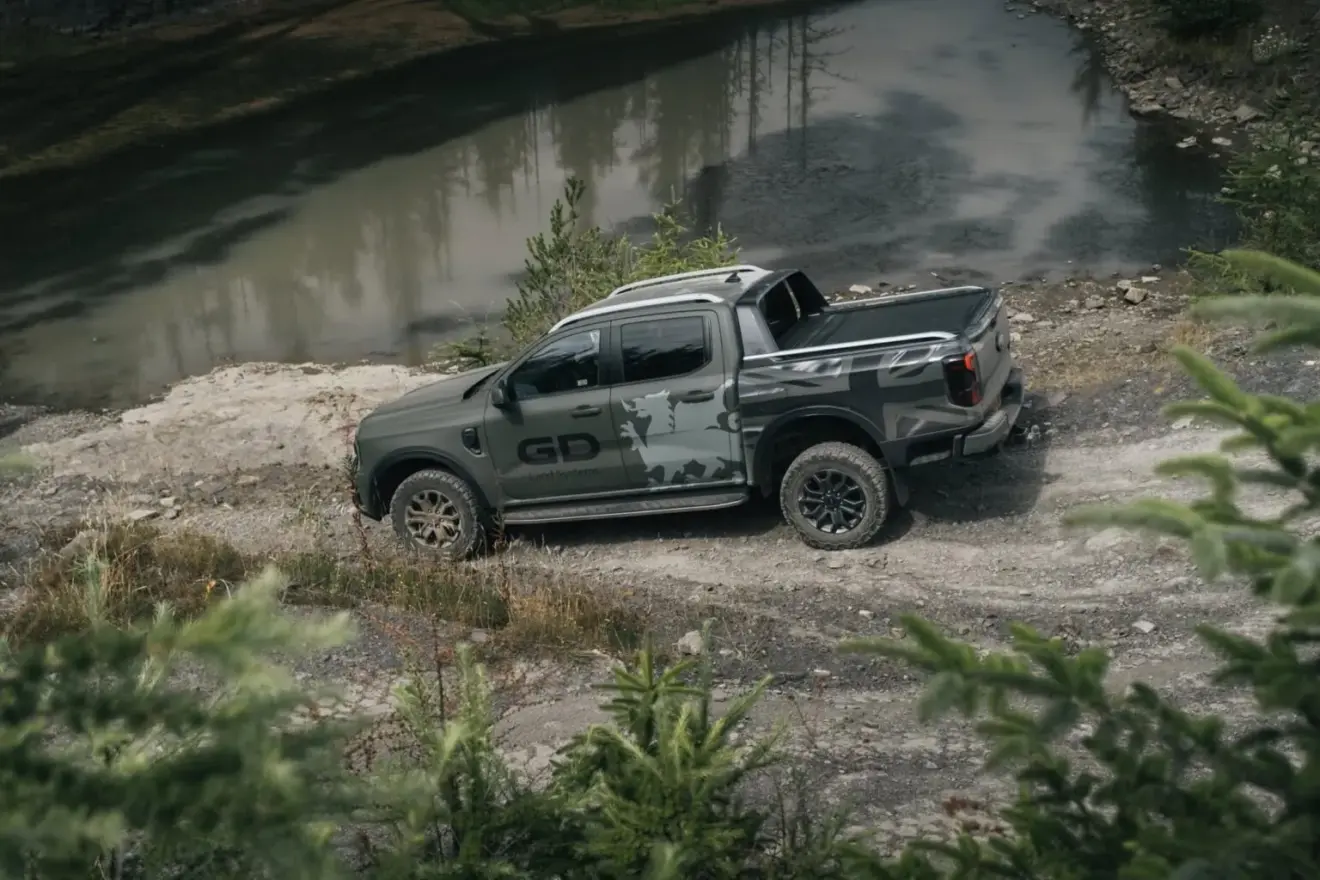 Caminhonete Ford Ranger com preparação militar