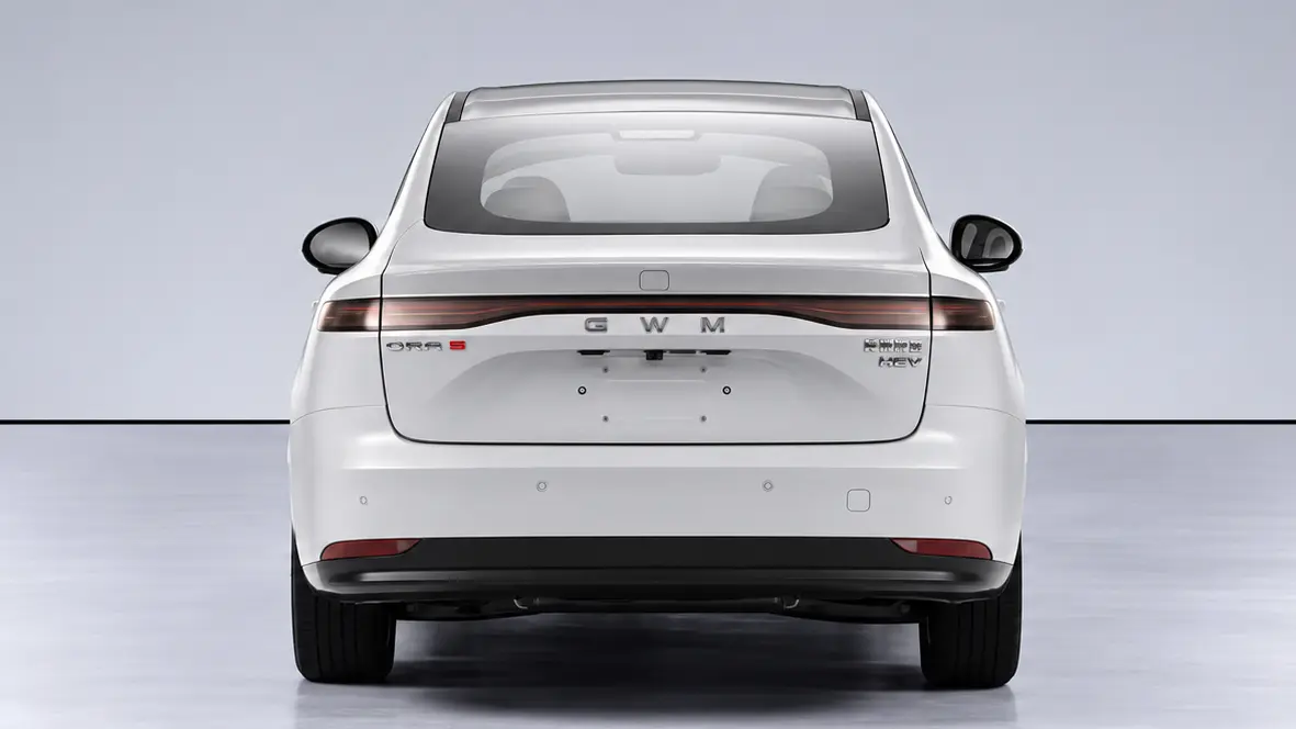 GWM Ora 5 sedan no MIIT estático com fundo branco