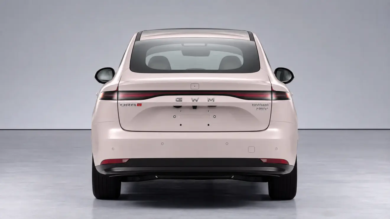 GWM Ora 5 sedan no MIIT estático com fundo branco