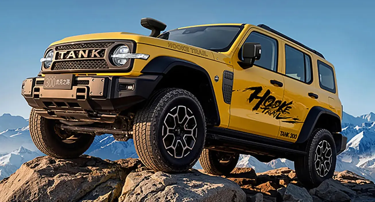 GWM Tank 300 Hooke Trail amarelo de frente no off-road