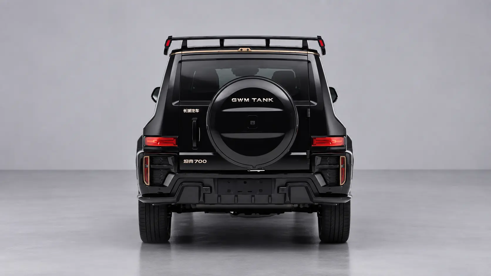 GWM Tank 700 LWB na cor preta estático com fundo branco no MIIT