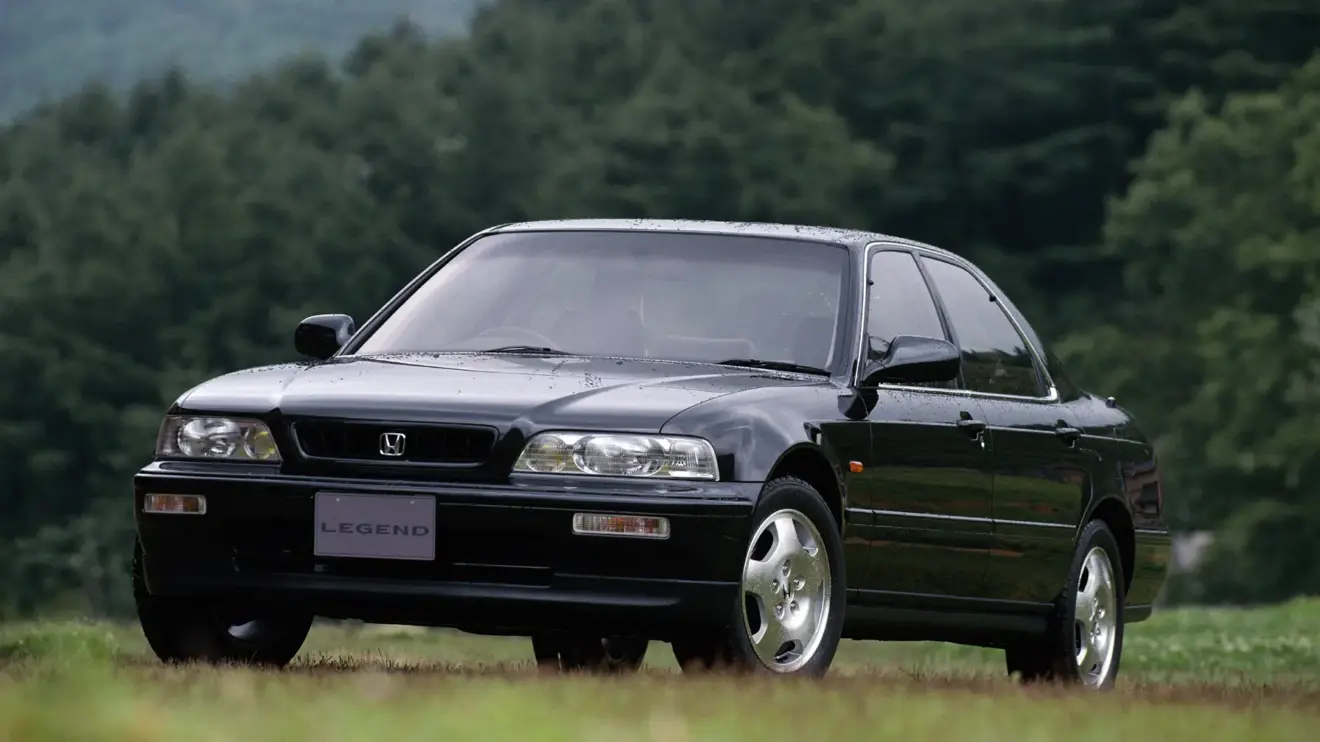 Honda Legend em foto estática na posição 3x4 frontal
