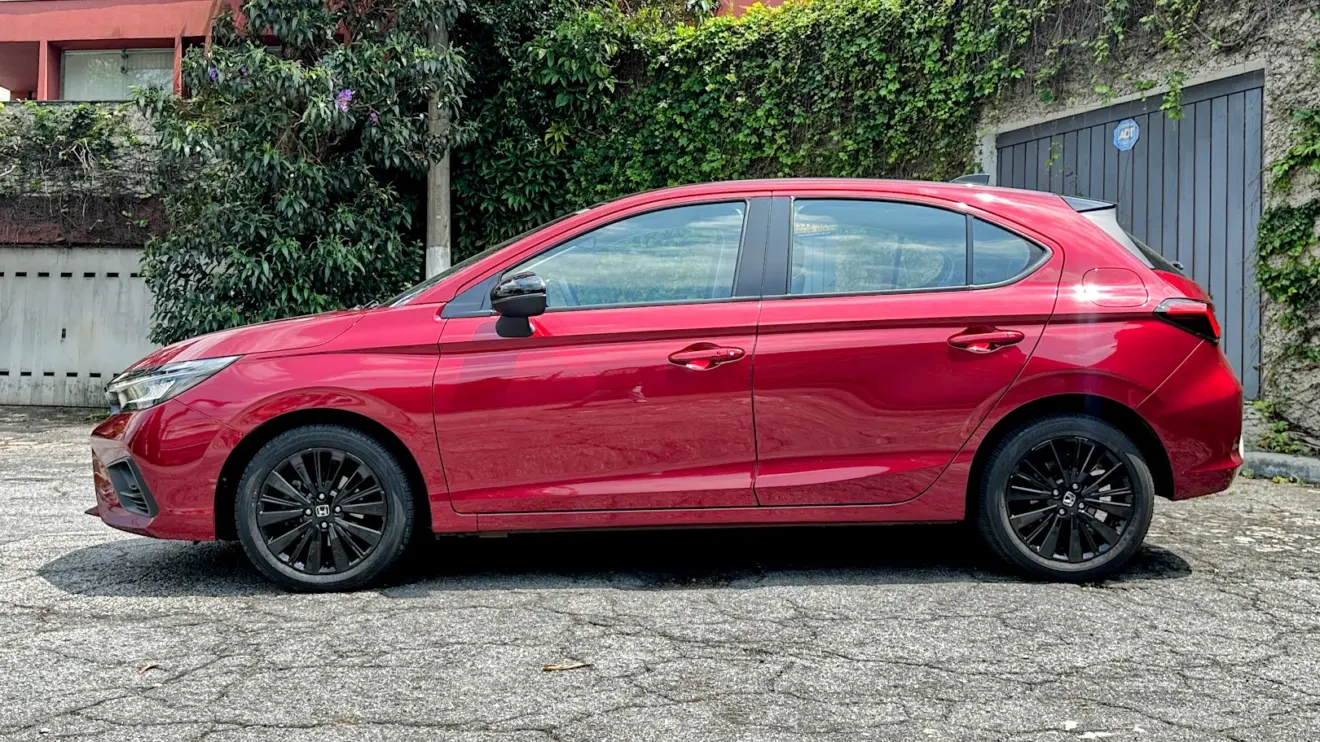Honda City Hatchback Touring Sport vermelho parado de lateral