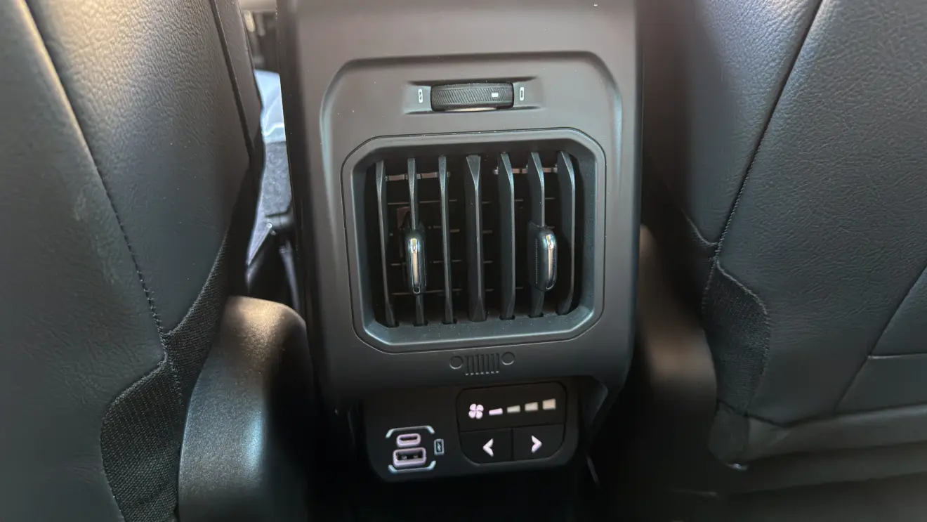 Jeep Commander Blackhawk e seu interior na cor preta para avliação e teste