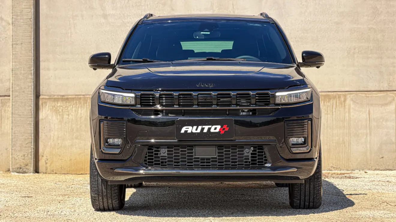 Jeep Commander Blackhawk na cor Preto Ninja estático com fundo cinza para avaliação e teste