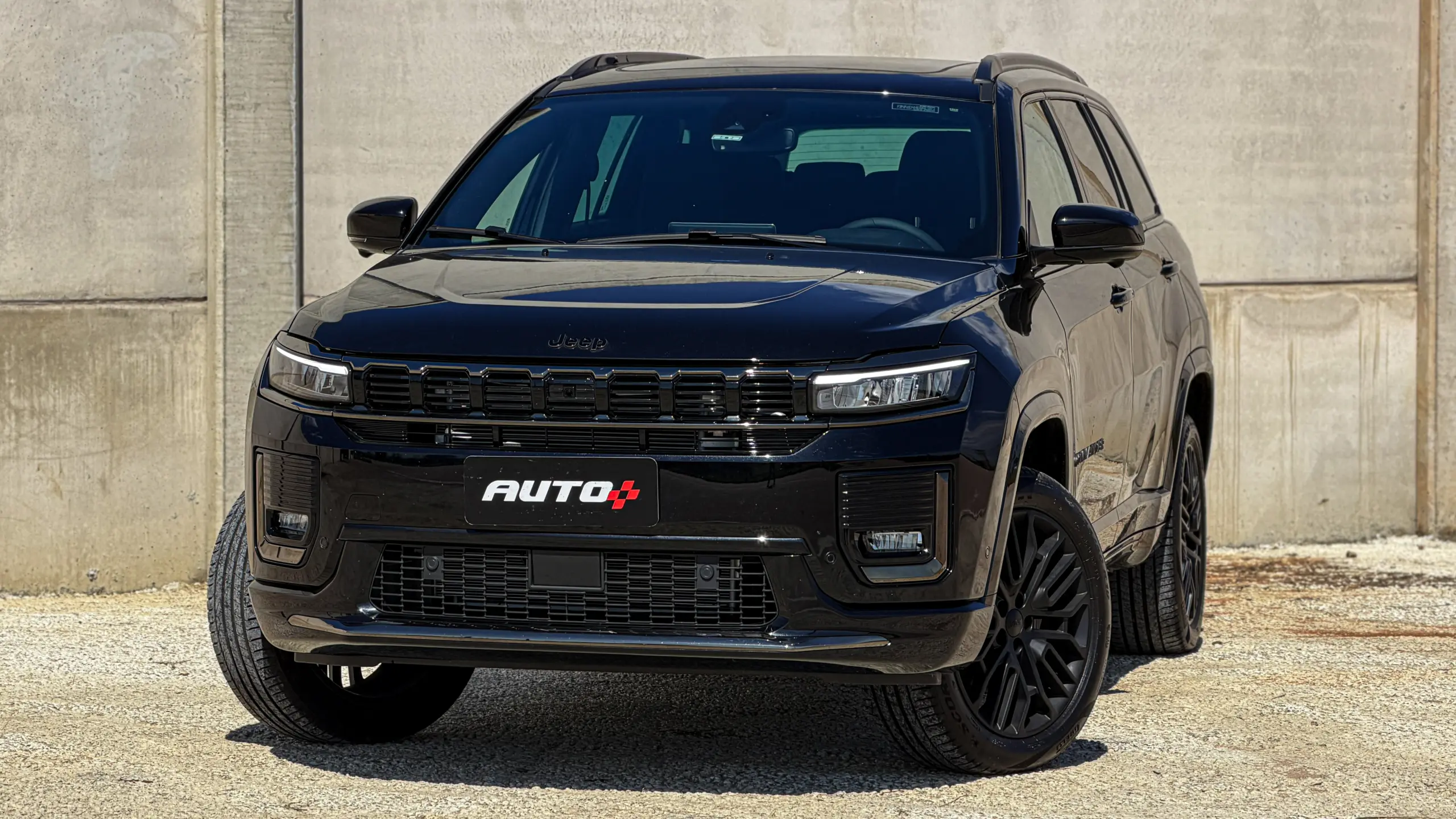 Jeep Commander Blackhawk na cor Preto Ninja estático com fundo cinza para avaliação e teste