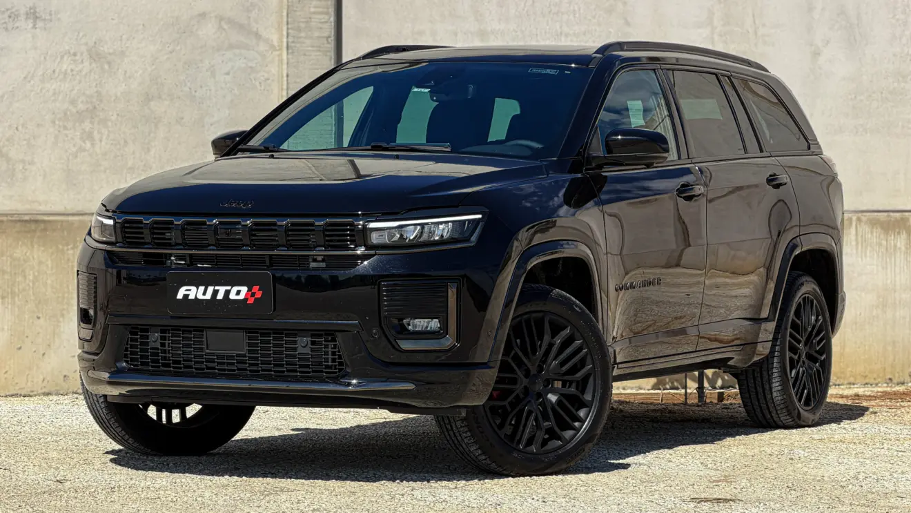 Jeep Commander Blackhawk na cor Preto Ninja estático com fundo cinza para avaliação e teste