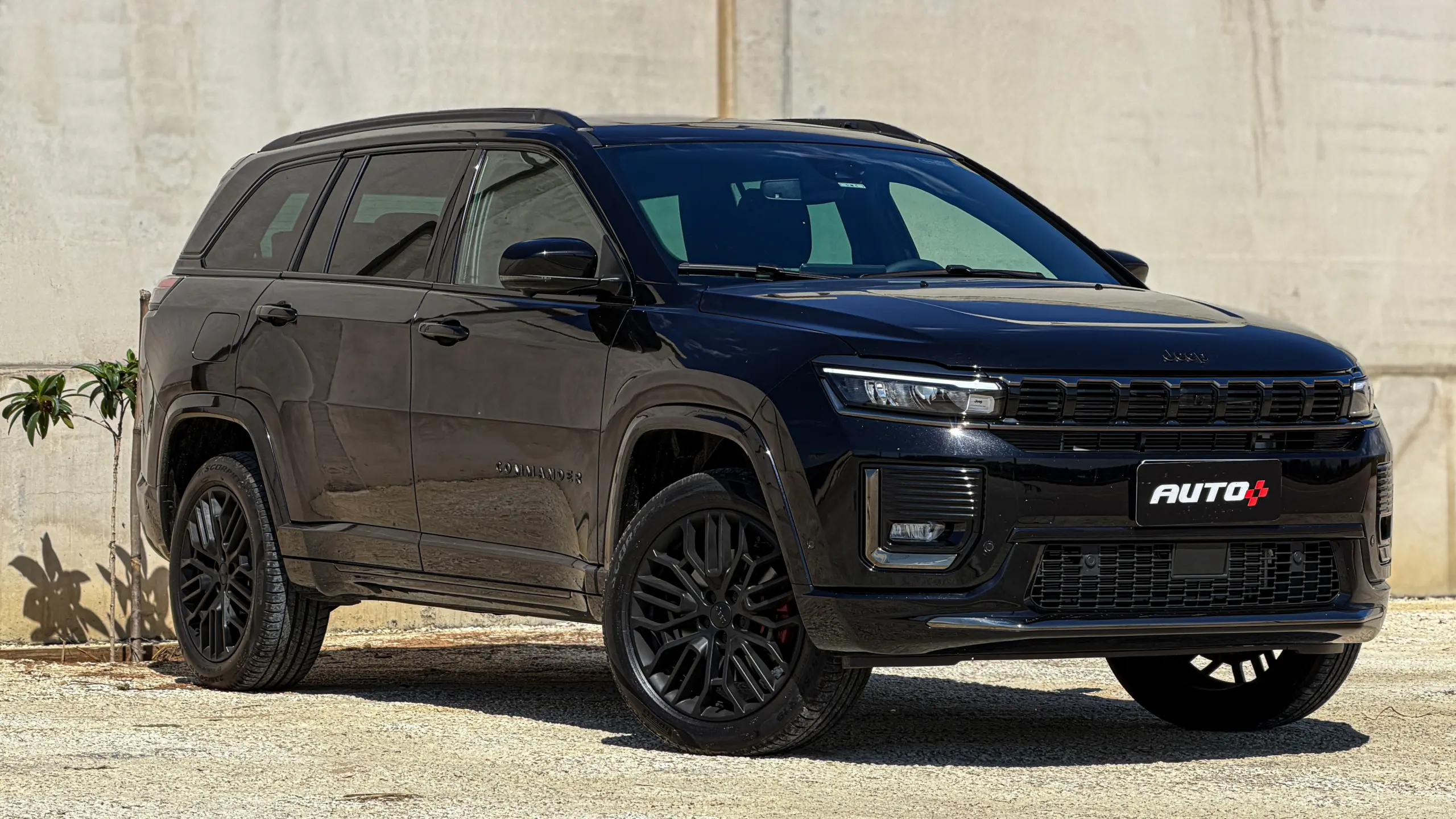 Jeep Commander Blackhawk na cor Preto Ninja estático com fundo cinza para avaliação e teste
