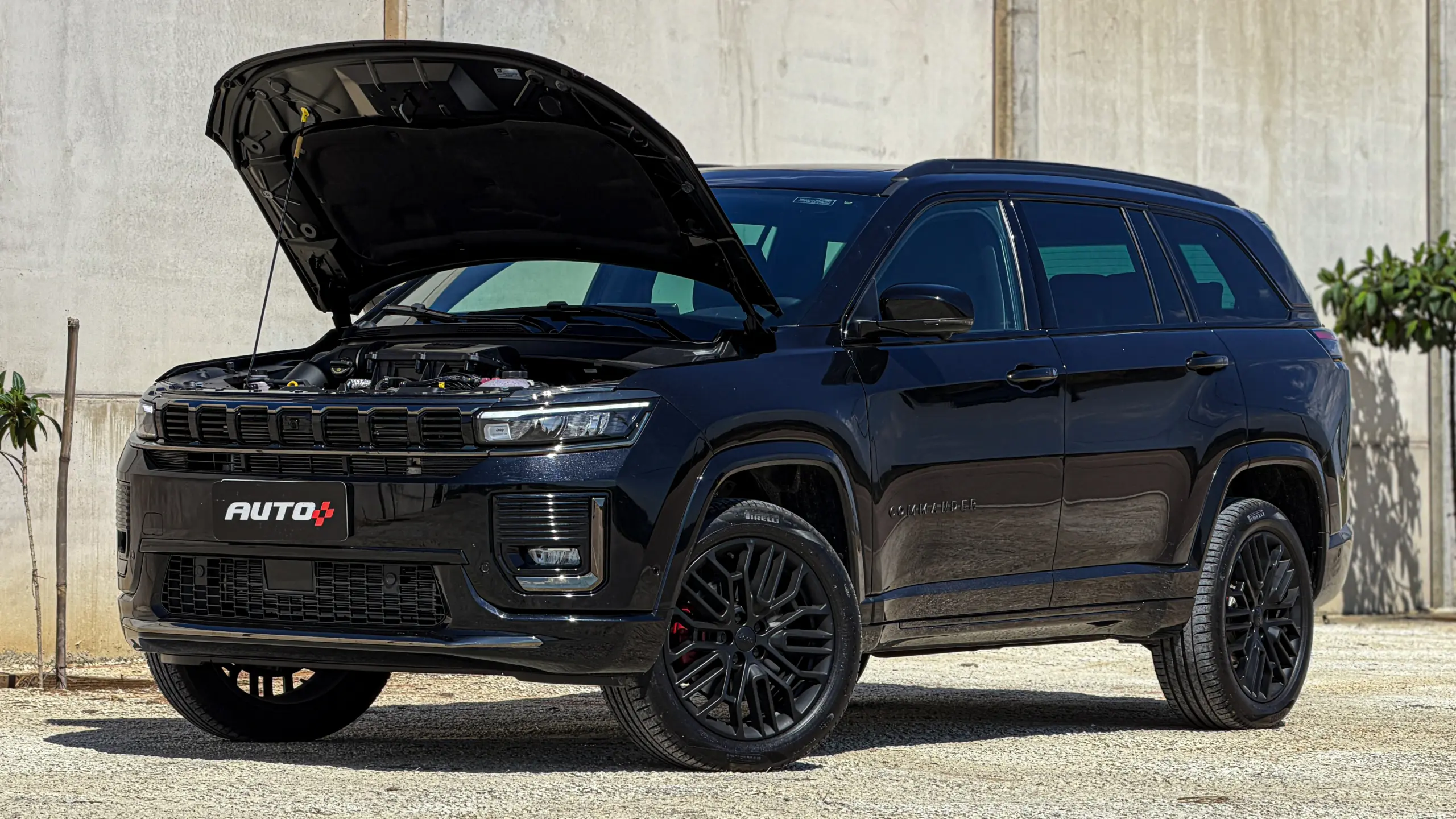 Jeep Commander Blackhawk na cor Preto Ninja estático com fundo cinza para avaliação e teste