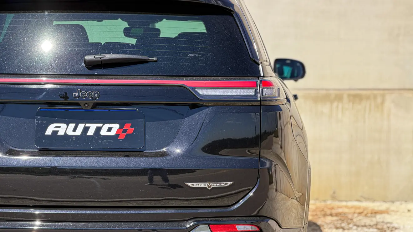 Jeep Commander Blackhawk na cor Preto Ninja estático em detalhes para avaliação e teste