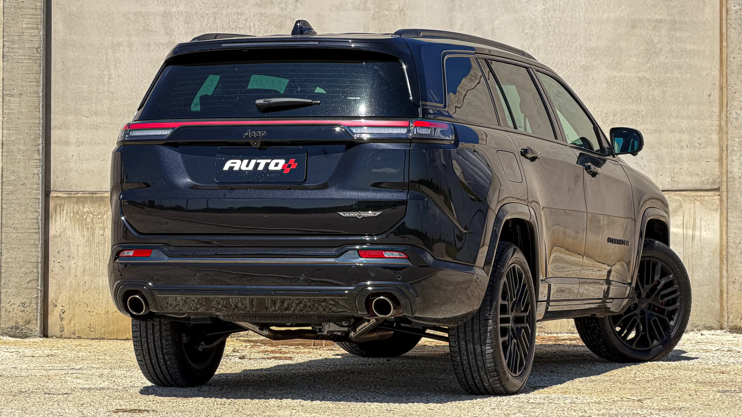 Jeep Commander Blackhawk na cor Preto Ninja estático com fundo cinza para avaliação e teste