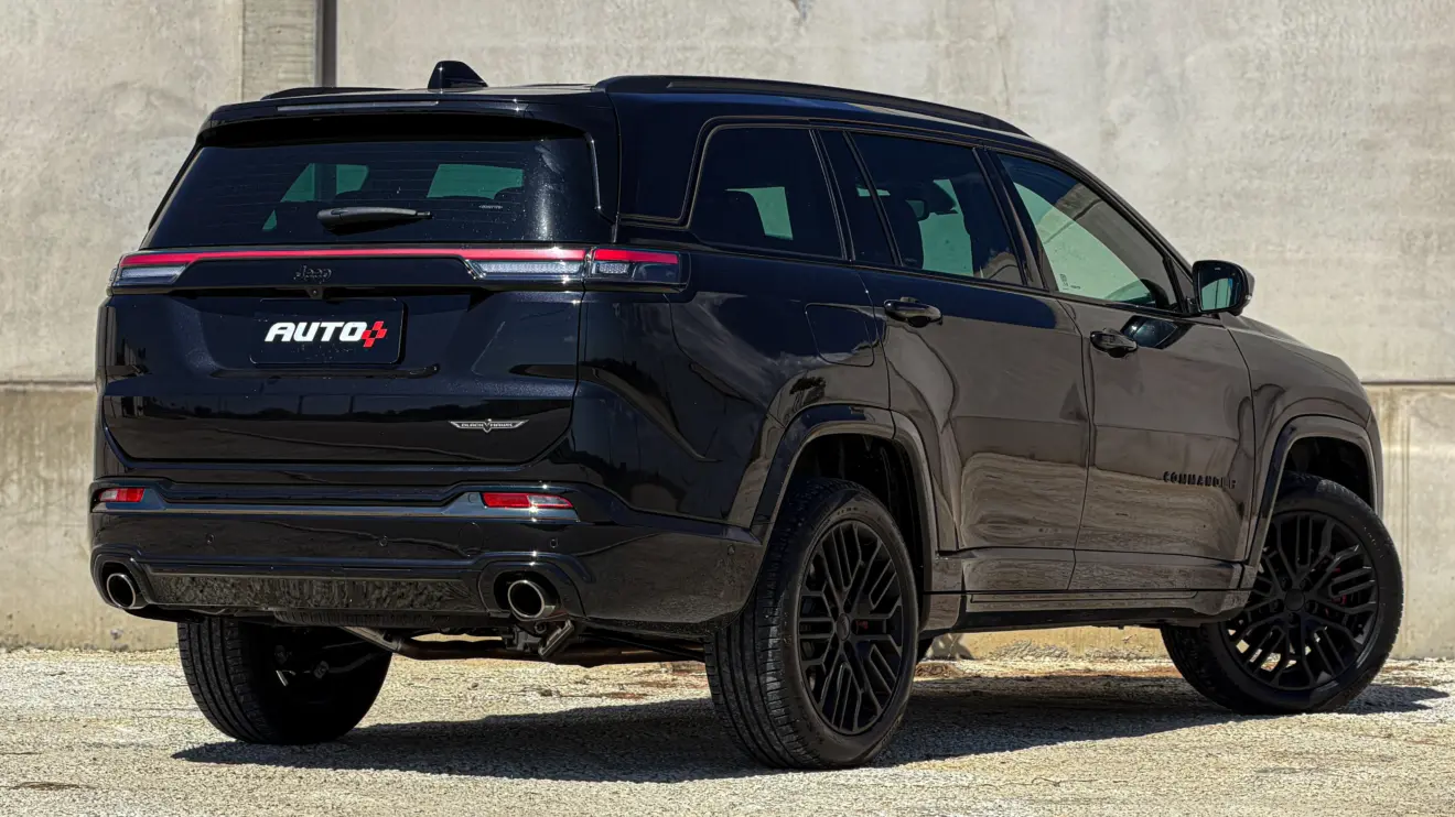 Jeep Commander Blackhawk na cor Preto Ninja estático com fundo cinza para avaliação e teste