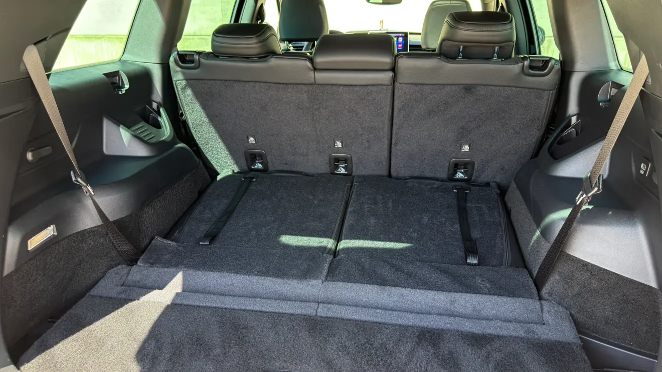 Jeep Commander Blackhawk e seu interior na cor preta para avliação e teste