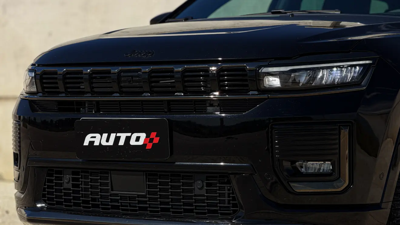 Jeep Commander Blackhawk na cor Preto Ninja estático em detalhes para avaliação e teste