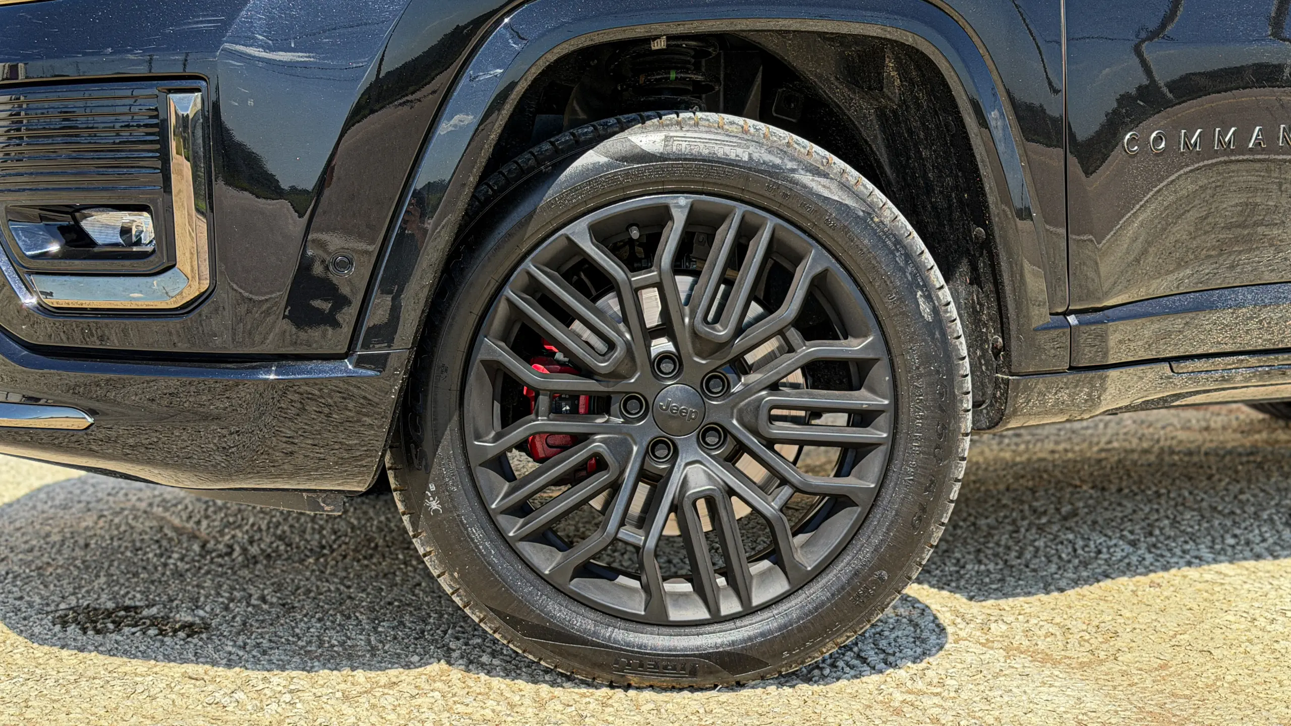 Jeep Commander Blackhawk na cor Preto Ninja estático em detalhes para avaliação e teste