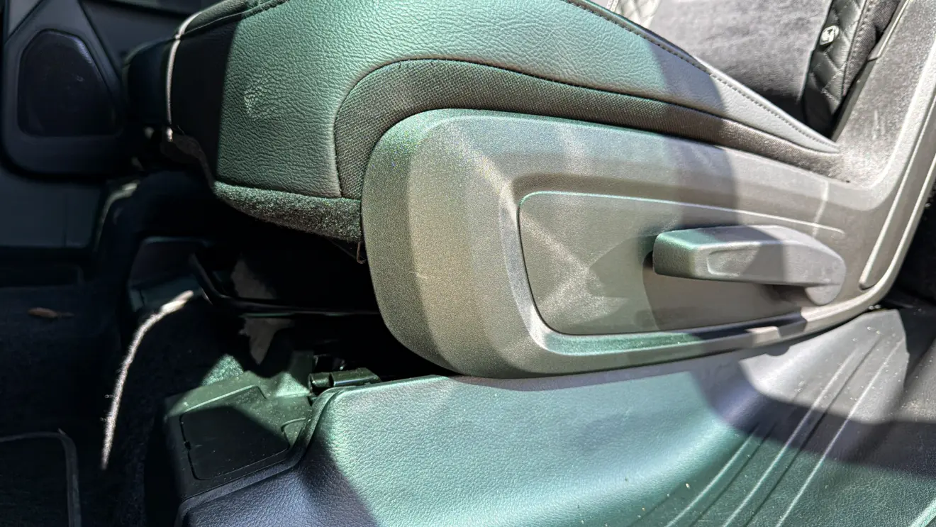 Jeep Commander Blackhawk e seu interior na cor preta para avliação e teste
