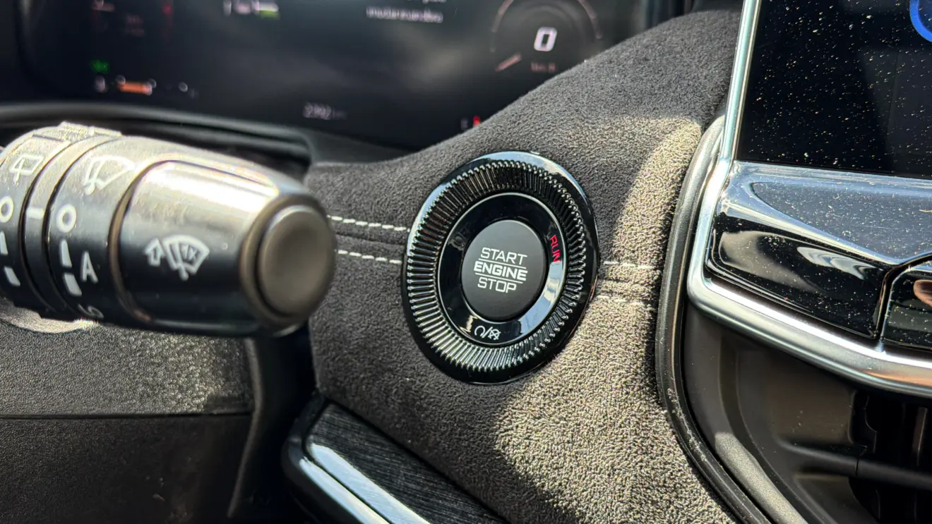 Jeep Commander Blackhawk e seu interior na cor preta para avliação e teste