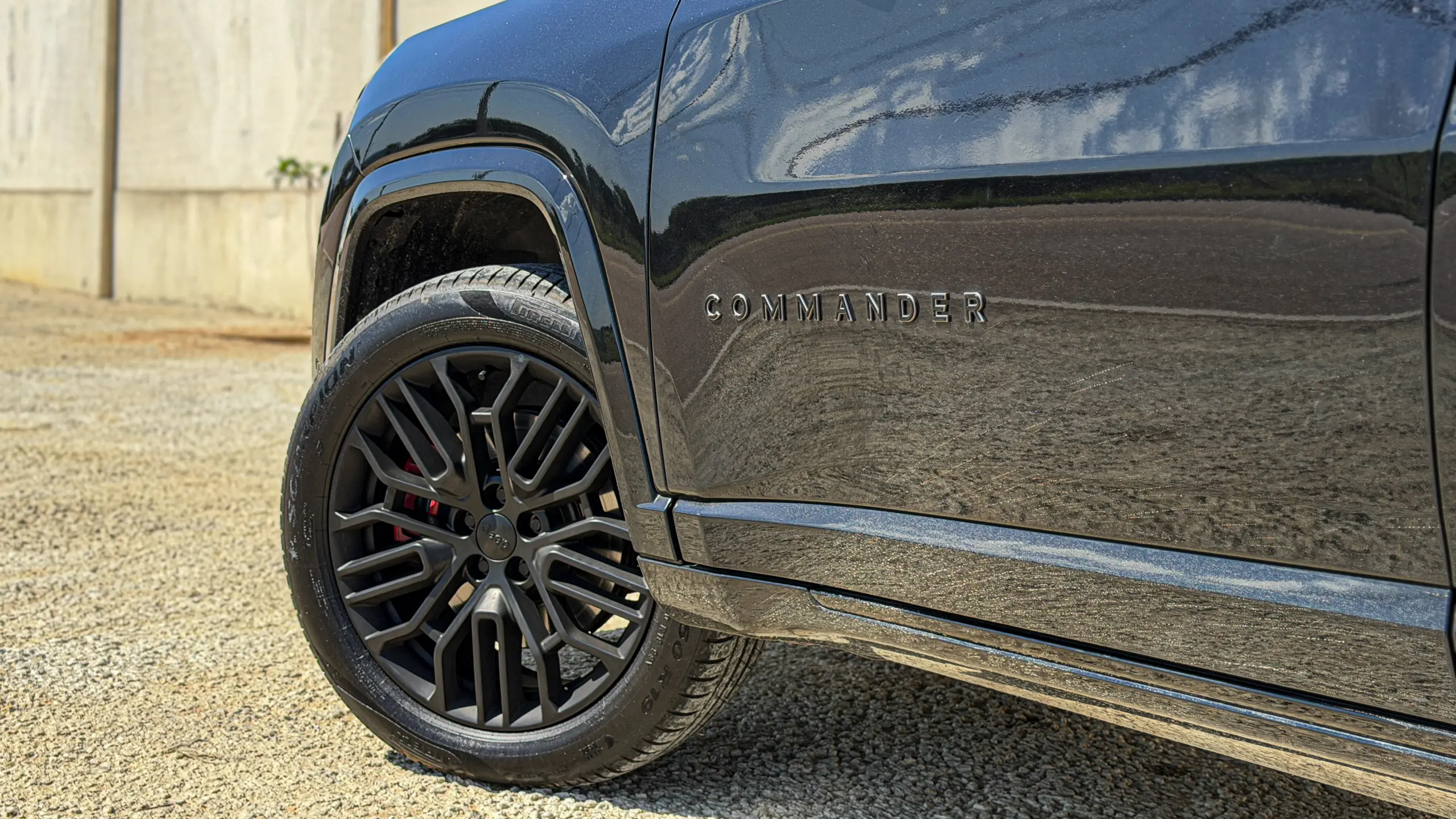 Jeep Commander Blackhawk na cor Preto Ninja estático em detalhes para avaliação e teste