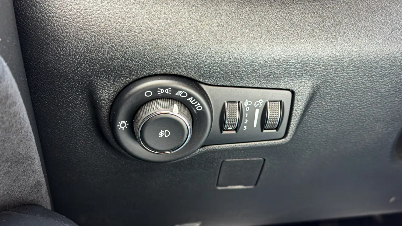 Jeep Commander Blackhawk e seu interior na cor preta para avliação e teste