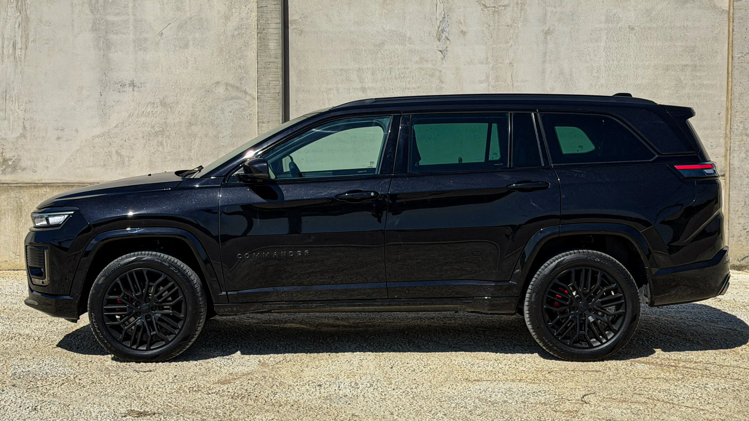 Jeep Commander Blackhawk na cor Preto Ninja estático com fundo cinza para avaliação e teste