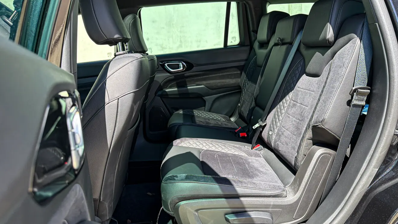 Jeep Commander Blackhawk e seu interior na cor preta para avliação e teste