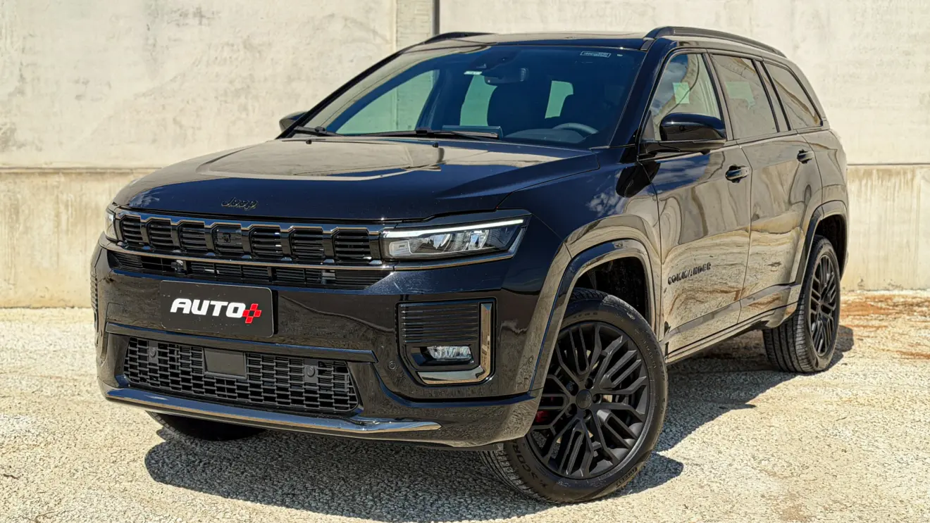 Jeep Commander Blackhawk na cor Preto Ninja estático com fundo cinza para avaliação e teste