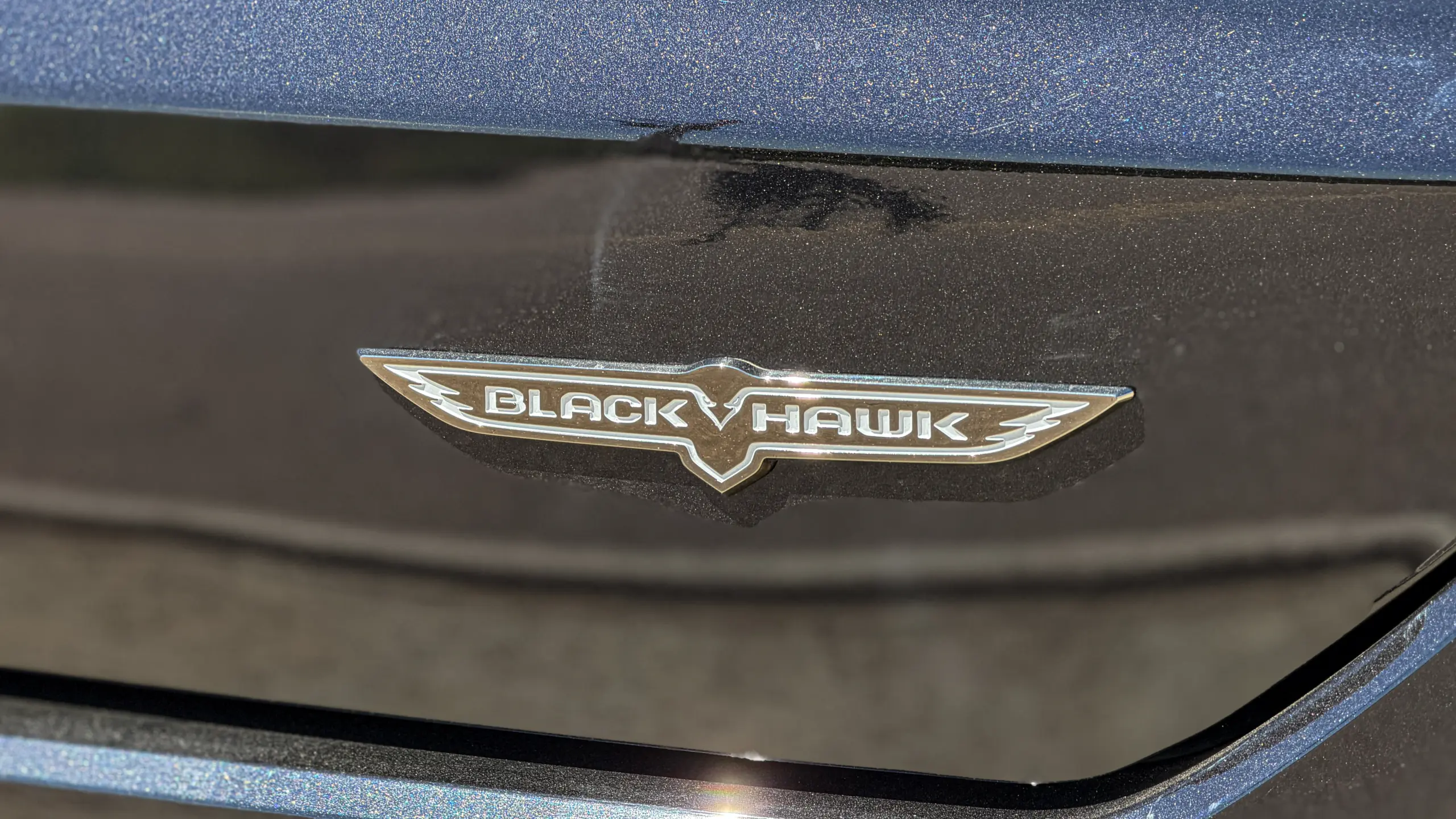 Jeep Commander Blackhawk na cor Preto Ninja estático em detalhes para avaliação e teste
