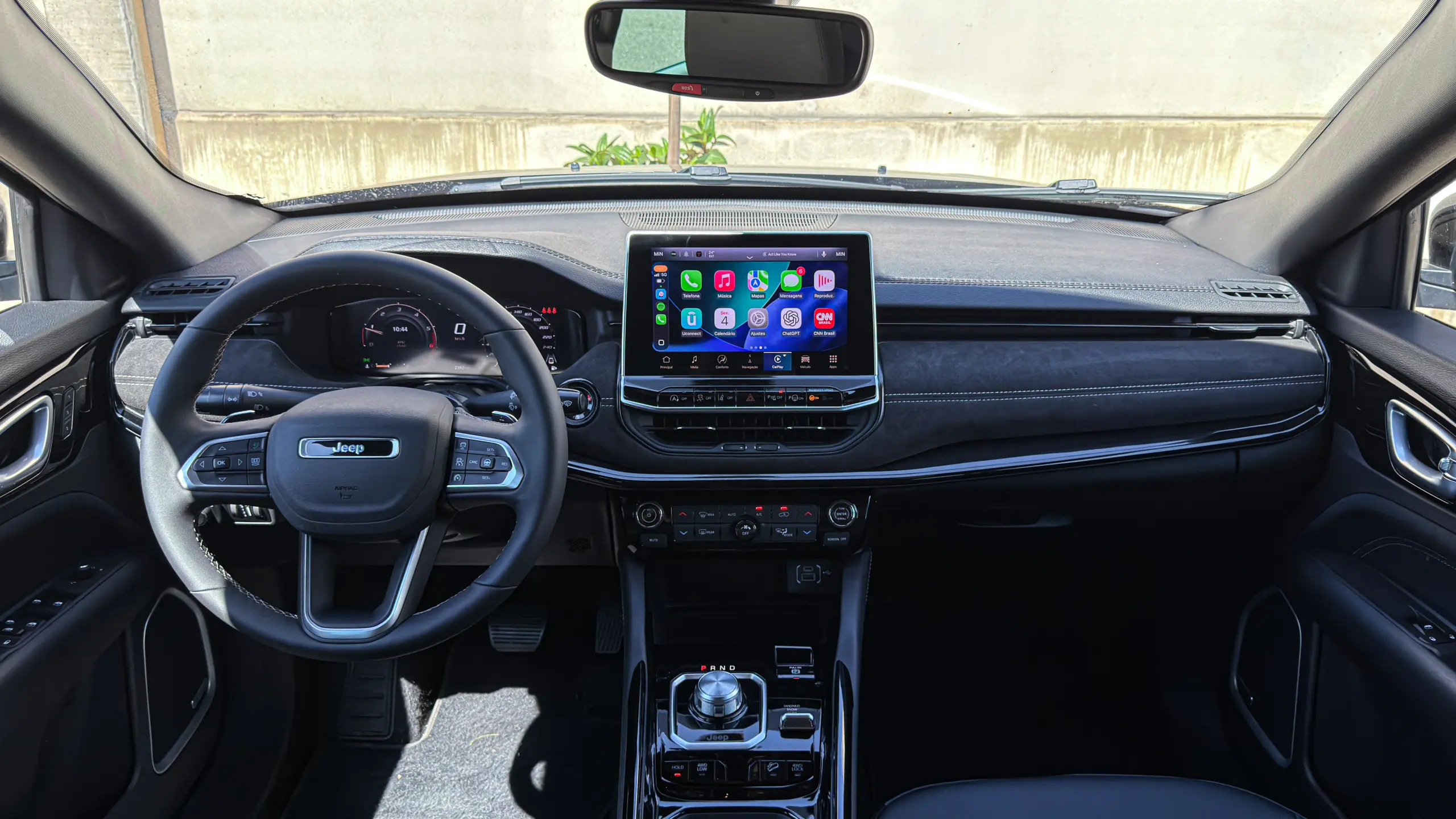 Jeep Commander Blackhawk e seu interior na cor preta para avliação e teste