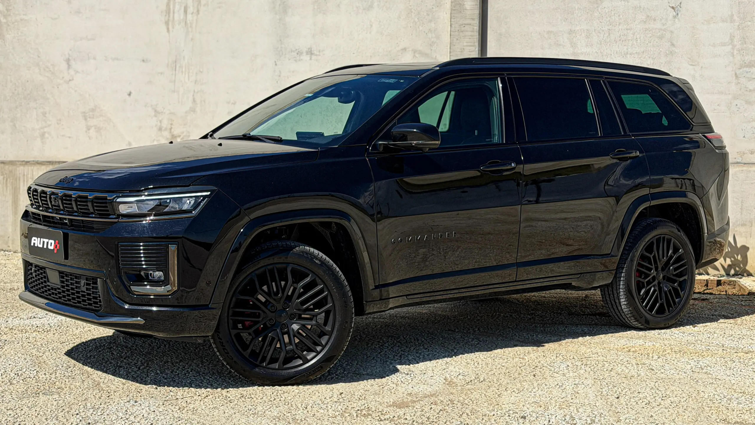 Jeep Commander Blackhawk na cor Preto Ninja estático com fundo cinza para avaliação e teste