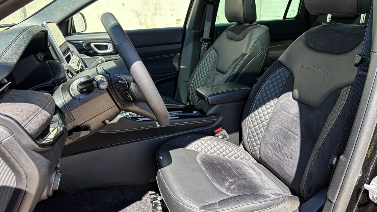 Jeep Commander Blackhawk e seu interior na cor preta para avliação e teste