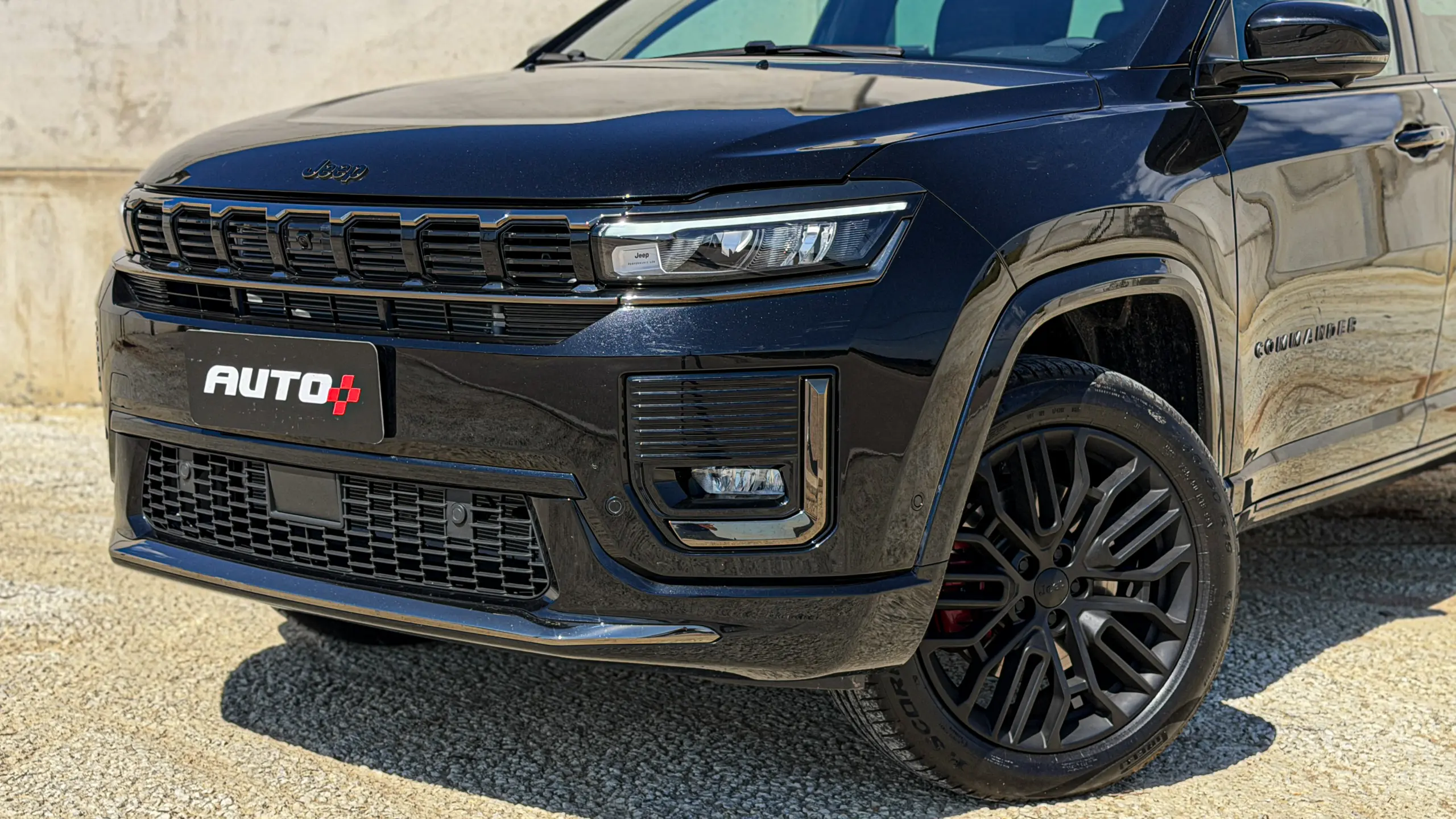 Jeep Commander Blackhawk na cor Preto Ninja estático em detalhes para avaliação e teste