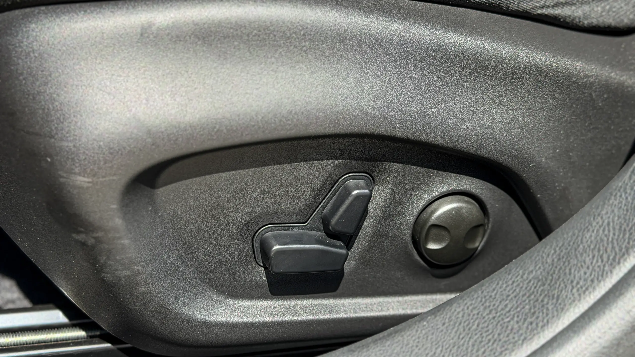 Jeep Commander Blackhawk e seu interior na cor preta para avliação e teste