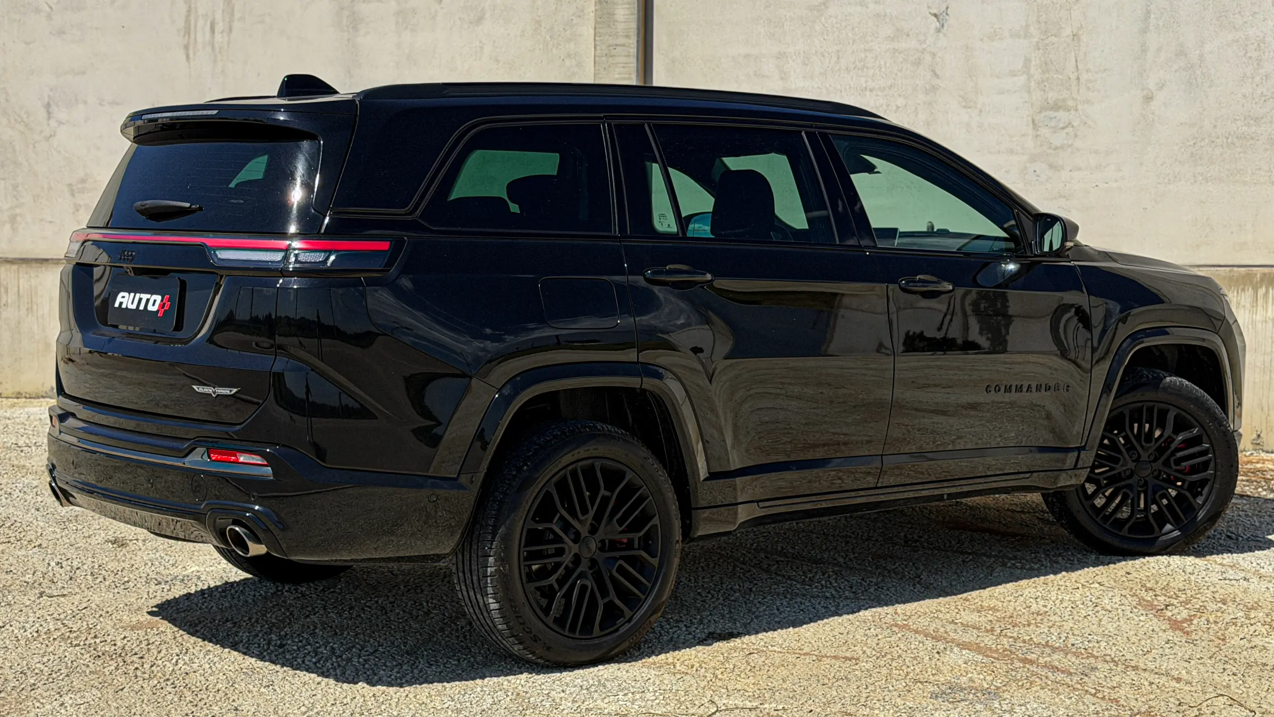Jeep Commander Blackhawk na cor Preto Ninja estático com fundo cinza para avaliação e teste