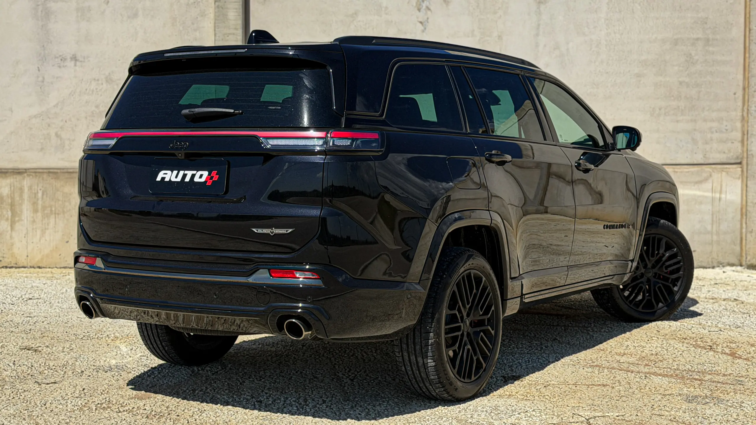 Jeep Commander Blackhawk na cor Preto Ninja estático com fundo cinza para avaliação e teste