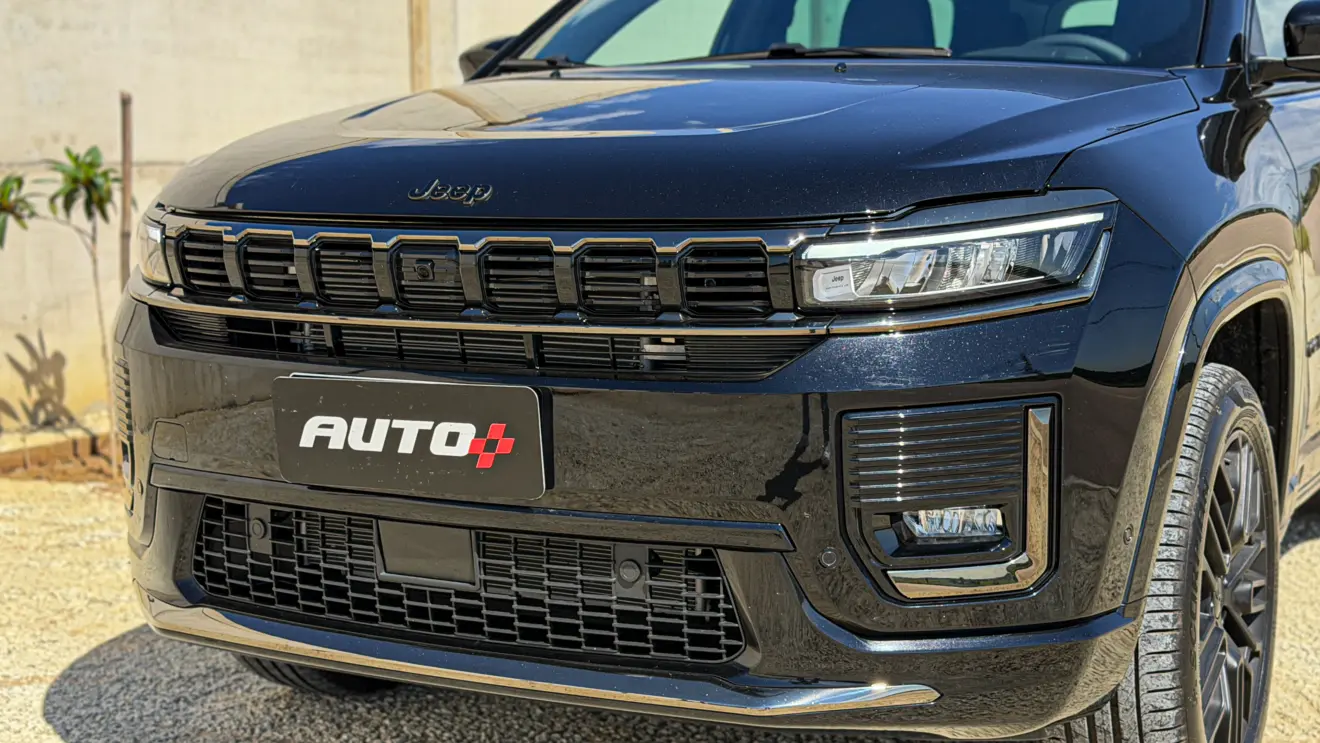 Jeep Commander Blackhawk na cor Preto Ninja estático em detalhes para avaliação e teste