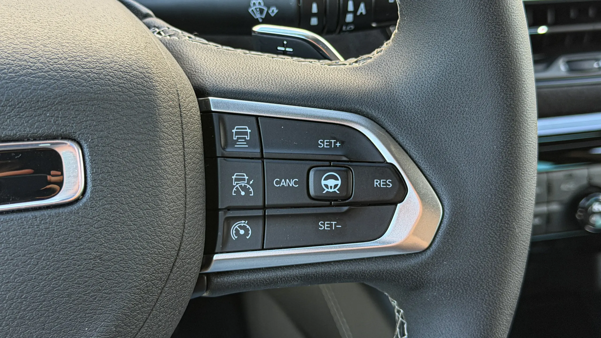 Jeep Commander Blackhawk e seu interior na cor preta para avliação e teste