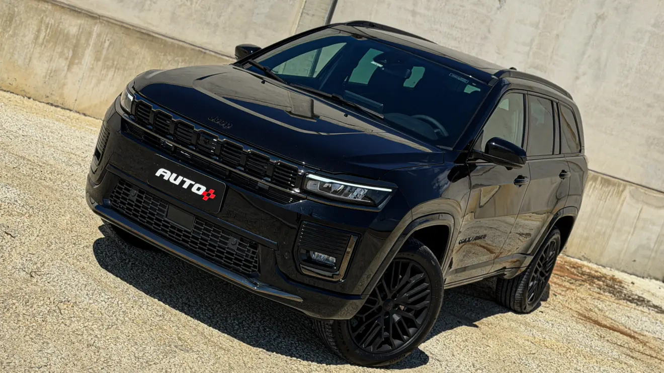 Jeep Commander Blackhawk na cor Preto Ninja estático com fundo cinza para avaliação e teste