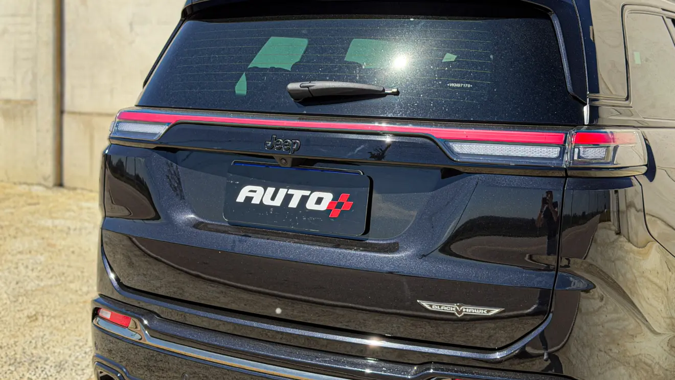 Jeep Commander Blackhawk na cor Preto Ninja estático em detalhes para avaliação e teste