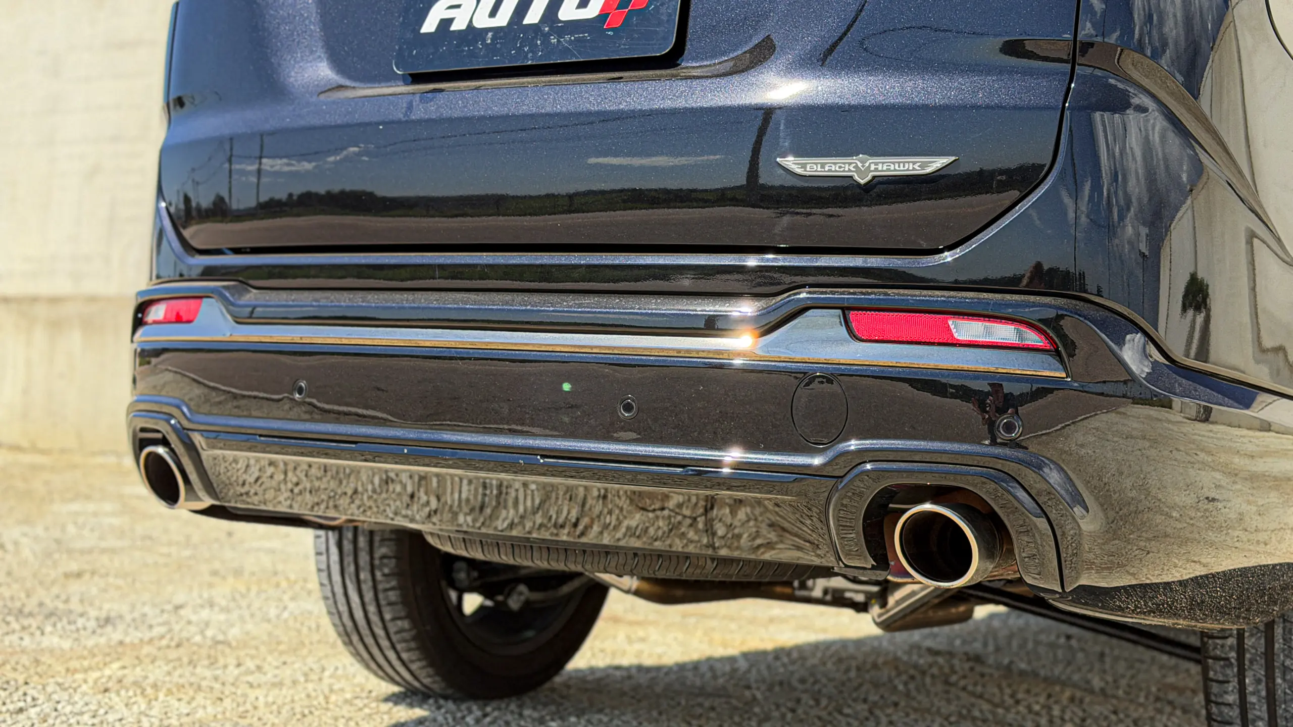Jeep Commander Blackhawk na cor Preto Ninja estático em detalhes para avaliação e teste