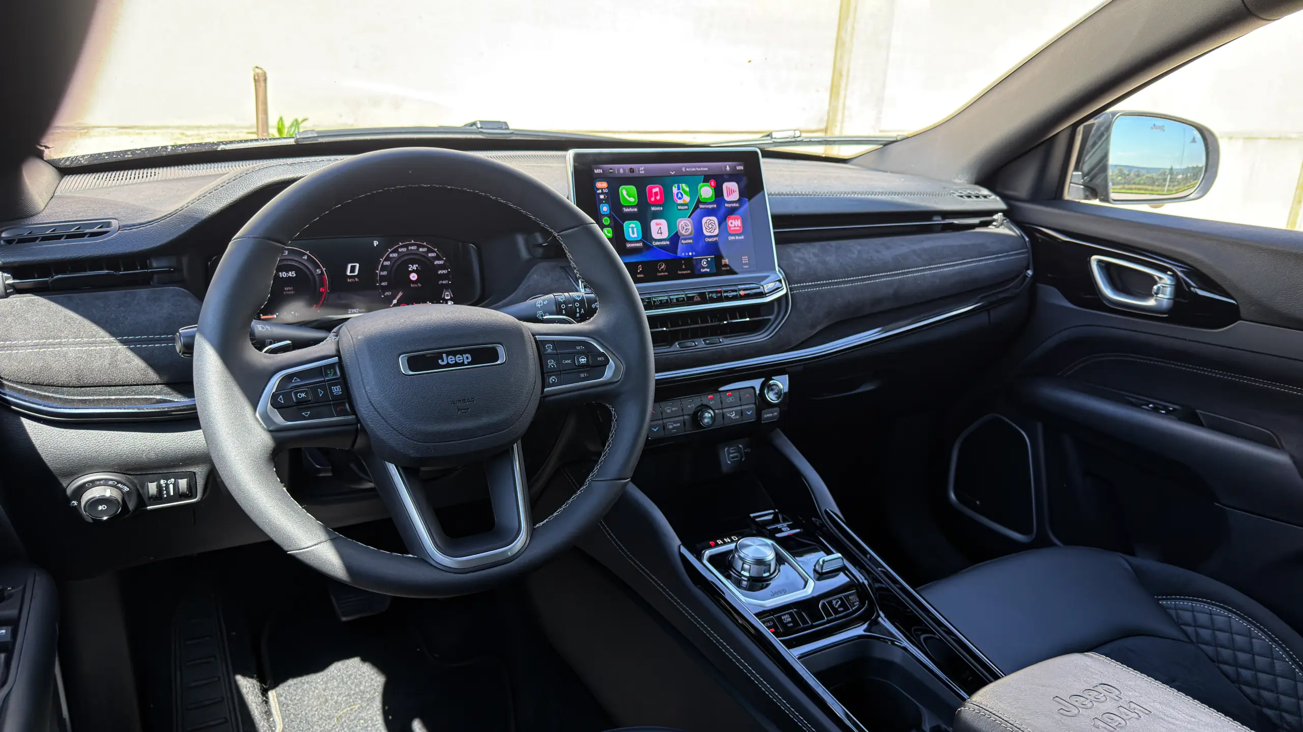 Jeep Commander Blackhawk e seu interior na cor preta para avliação e teste