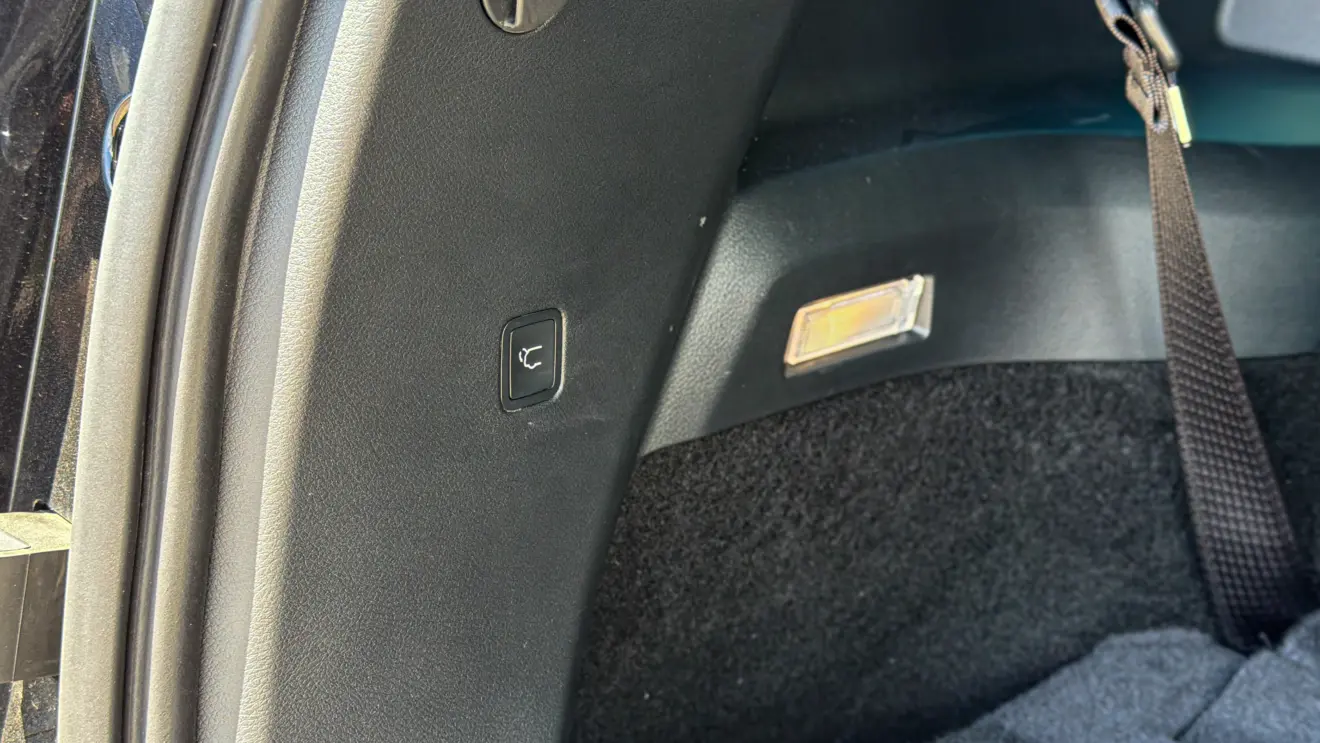 Jeep Commander Blackhawk e seu interior na cor preta para avliação e teste