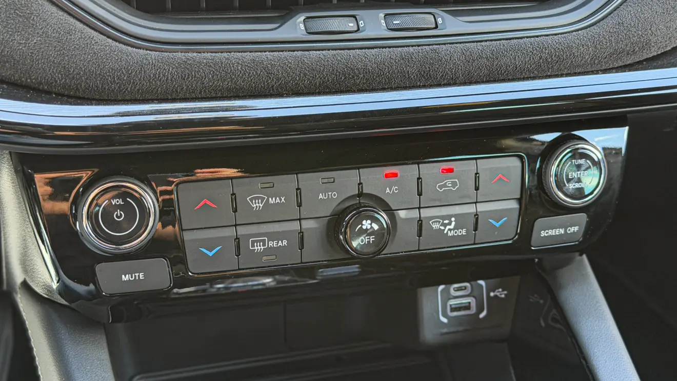 Jeep Commander Blackhawk e seu interior na cor preta para avliação e teste