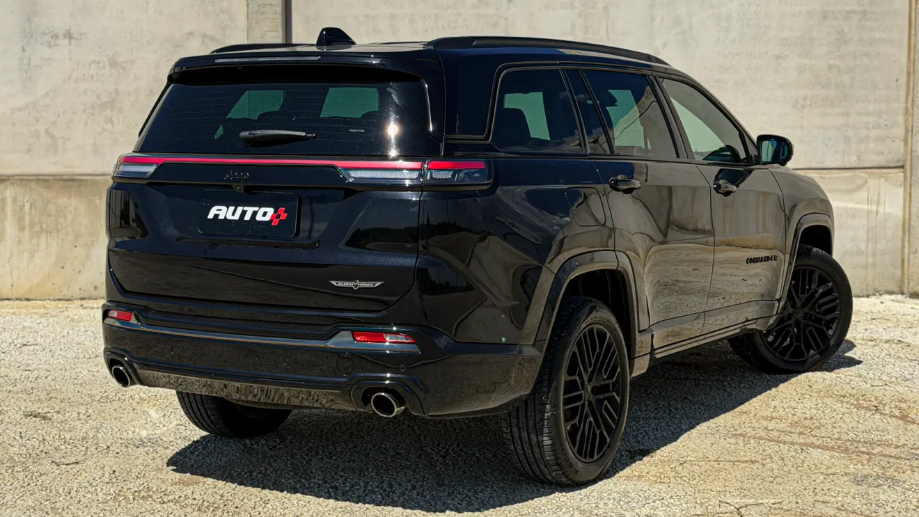 Jeep Commander Blackhawk na cor Preto Ninja estático com fundo cinza para avaliação e teste