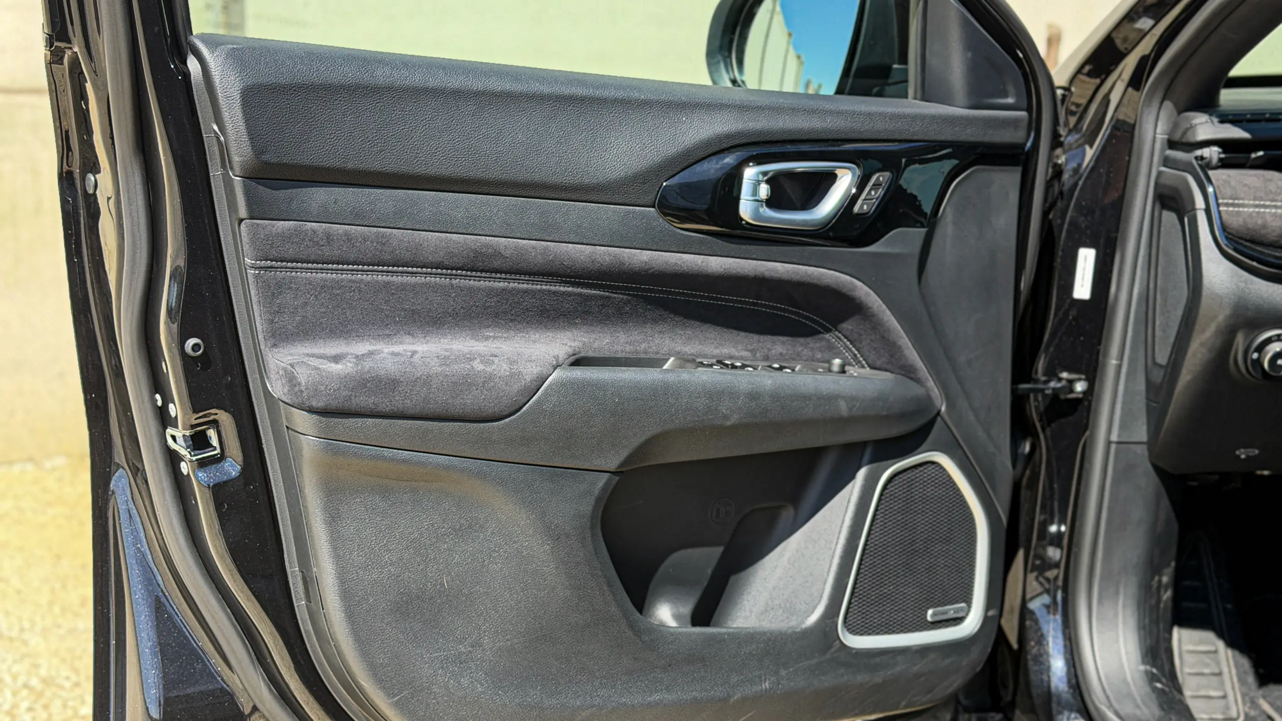 Jeep Commander Blackhawk e seu interior na cor preta para avliação e teste