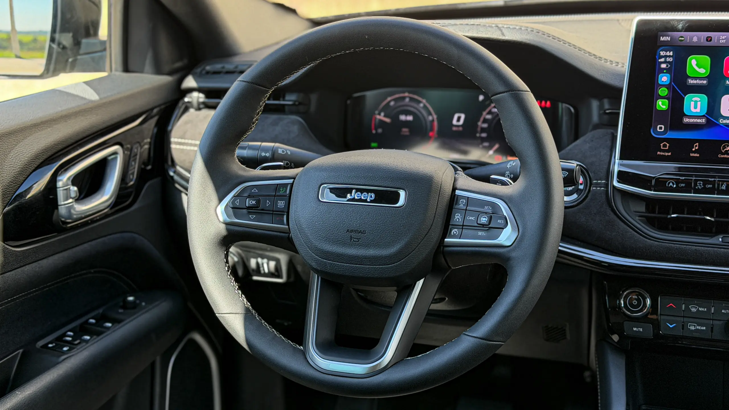 Jeep Commander Blackhawk e seu interior na cor preta para avliação e teste